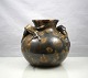 Brunmeleret 
keramik vase, 
med hanke, der 
sat på så det 
ligner rødder
Design ukendt
Mål  H. ...