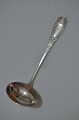 Dansk sølv 
tretårnet sølv 
830s, Sovseske 
fra år 1911. 
længde 18cm. 
Pæn brugt 
stand, uden ...