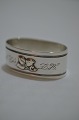 Sølv 830s. Pæn 
servietring, 
oval 5 x 3 cm. 
højde  2 cm. 
Vægt 20 gram. 
Pæn stand, med 
...