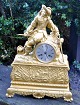 Fransk forgyldt bronze ur, ca. 1820. Topfigur i form af general. Forsølvet skive med ...