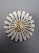 Marguerit 
Broche i 
Forgyldt Sølv 
925 S.
sign. AM  D: 
3,2 cm.