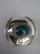 Bred Armring m. 
Stor Oval grøn 
Sten