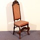 Højrygget stol 
i bejdset 
egetræ, OBS 
defekt 
sædepolstring,
højde 132 cm, 
sædehøjde 53 
cm, 1910-1920