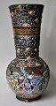 Japansk Satsuma 
vase, 19. årh. 
Polykrom 
dekoration med 
mennesker. 
Stemplet. H.: 
29 cm. 
NB: ...