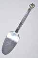 Dansk sølv, 
sterling 925s. 
Kagespade med 
forgyldt krone, 
længde 20,6cm. 
Sølv med stål.  
...