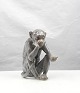 Figur i 
porcelæn med 
motiv af 
siddende abe 
med skildpadde 
i hånden nr. 
1510 
Design  Dahl 
...