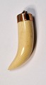 Antikt 
halssmykke med 
elfenben med 9 
CT guld. 19. 
årh. L.: 5,6 
cm. 