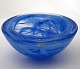Kosta Boda, 
Atoll, Stor blå 
skål designet 
af Anna Ehrner. 
Højde 10 cm. 
Diameter 22,5 
cm. Vægt ...