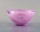 Kosta Boda, 
Sverige. 
Lysholder i 
pink og klart 
kunstglas. Sent 
1900-tallet. 
I flot ...