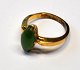 10 karat 
guldring med 
jade, 20. 
&aring;rh. USA. 
V&aelig;gt: 2 
gram. 
St&oslash;rrelse: 
48.&nbsp;