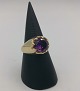 14 karat 
guldring med en 
violet saphir 
ca. 1 cm i 
diameter
Ringstr. 57.5 
Ø 18.3
Stemplet ...