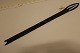 Antik tækkenål af jern
Håndsmedet
Fra 1800-tallet
Et værktøj til brug ved reparation/lægning af 
stråtage
Godt gammelt håndværk, og i dag meget dekorativ
L: ca. 62cm
B: 4 cm / 6cm
Flot stand