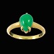 Ring i 14k guld 
med dråbeformet 
jade.
Stemplet.
Størrelse: 50 
mm
Jade 0,9 x 0,6 
cm. 
Vægt ...