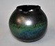 Design Vase, 
rødler med 
grønlig glasur, 
20. årh. Med 
speciel kant. 
Signeret. 
Højde.: 10 
cm.  