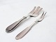 Serverings 
gaffel og 
stegegaffel i 
arvesølv nr. 1 
af Hans Hansen. 

Serverings 
gaffel: ...