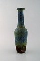 Stor 
Rörstrand/Rørstrand 
stentøjsvase af 
Gunnar Nylund. 
1960'erne.
Måler: 34 x 11 
cm.
I ...