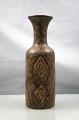 Løvemose Brun 
keramik vase, 
med brunt 
glasur, 
dekoreret med 
romber og vasen 
har udsvejet 
...