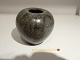 Saxbo 
miniaturevase 
med gråsort, 
spættet glasur. 
Buttet med 
lille åbning. 
Mærket Yin Yan 
Danmark ...