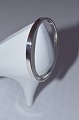 Armring af  
sterling sølv 
925. Bredde 0,5 
mm. 
inderdiameter  
6,5 X 5,8 cm. 
Vægt 23 gram. 
...