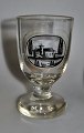 Antikes 
deutsches Glas 
mit 
Emaille-
Dekoration, 
Dekoration aus 
dem 19. 
Jahrhundert in 
Form einer ...