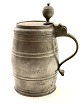 Tøndeformet tin 
krus  højde  19 
cm.  år 1826. 
Nr. 393964