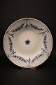 Bing & Grøndahl 
, B&G Empire 
lille dyb 
tallerken.
Dekorations 
nummer: 23. 
Dia.:21cm.
1.sort. - ...