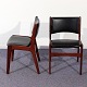 2 stole i 
teaktræ m. 
defekt sort 
nappa, 75 cm 
høje, sædehøjde 
46 cm, ca. 1970