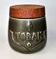 Søholm keramisk 
tobakskrukke, 
no. 355, 20. 
årh Danmark. 
Dekoreret på 
siden med 
indianer og ...
