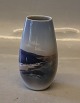 Lyngby. 
101-1-79 Oval 
Vase 14 cm 
Vandkants 
landskab  
Stemplet med 
Kongelig Krone, 
Handpainted, 
...