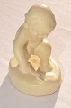 Ipsen figur i 
hvid glasur. 
Pige med skovl 
nr. 889. Højde 
11 cm. Fin hel 
stand.