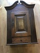 Gammelt Barok 
Hænge skab med 
svanehals.
Egetræ.
1700 ...