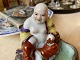 Lille håndmalet 
kinesisk 
smilende Buddha 
/ Budai 
porcelænsfigur 
på skål. Højde 
ca. 9,50 ...