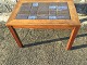 Lille 
Palisanderbord 
med blå kakler. 
Mål: HxLxB 
48x71x47 cm