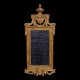 Forgyldt Louis 
XVI-spejl rigt 
udskåret med 
guirlander og 
vase
Danmark ca. år 
1780
Mål: 80x35cm