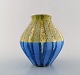 Mari Simmulson (1911-2000) for Upsala-Ekeby. Sjælden modernistisk "Pikea" vase i 
glaseret rå keramik. Smuk glasur gule og blå nuancer. 1960