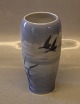 235-1440 Kgl. 
Vase 16.5 cm 
med andefugle 
over en sø - 
ænder i flugt  
fra  Royal 
Copenhagen I 
hel ...