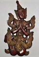 Thai bemalet 
træ figur af 
bedende. 20. 
årh. Med 
forgyldning og 
indlagte sten. 
H.: 43 cm. Med 
...