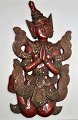 Thai bemalet 
træ figur af 
bedende. 20. 
årh. Med 
forgyldning og 
indlagte sten. 
H.: 43 cm. Med 
...