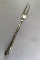 Georg Jensen 
Sterling Silver 
Akkeleje Meat 
Fork Measures 
24.5 cm(9 41/64 
in)