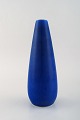 Per Linnemann-Schmidt for Palshus f. København 1912, d. 1999. Vase i glaseret 
keramik. Smuk harepels glasur i dybblå nuancer. 1960