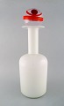 Otto Brauer for 
Holmegaard. 
Stor 
vase/flaske i 
hvidt kunstglas 
med kugle. 
1960'erne. 
Måler: ...