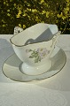 Bing & Grondahl 
porcelain. 
Chrysantemum 
sauce boatno. 
8. 1. Quality, 
fine condition.