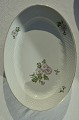 Bing & Grondahl 
porcelain. 
Crysanthemum 
serving dish, 
no. 15. Length 
40.5 x 28.5cm. 
15 15/19 X ...