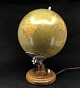 Højde 34 cm.
Tysk globus 
fra 1960'erne i 
papirbelagt 
glas. Dette har 
vi aldrig stødt 
på ...