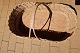 Smuk gammel kurv med hank og træbund
Bemærk den flot indflettede dekoration, - se 
fotos
L: 65cm
B: 35cm
H: 20cm / 35cm m/hank
Solid og i god sand