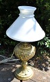 Petroleums 
lampe i 
messing, 
omgjort til el, 
19. årh. 
England. 
Stemplet. Med 
gennembrudt ...