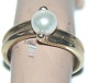 Guldring med 
Perle, 8 Karat
Stemplet; 333, 
KI
Guldsmed: 
1978-2003	Karen 
Ihle
Størrelse: ...