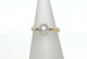 Guldring med 
Perle, 14 Karat
Stemplet: 585, 
JøL
Guldsmed: 
1945-
1988	Jørgen 
Larsen	ved / 
...