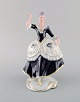 Royal Dux. 
Dansende kvinde 
i porcelæn. 
1940'erne.
Stemplet.
I flot stand.
Måler: 21 x 13 
cm.