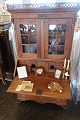 Writing bureau in Empire style made of oak (solid) 
with intarcia
This antique writing bureau from Sønderjylland 
(Southern Jutland) is with a slanting formed leaf
About 1920 and we have the information about the 
origin
HH: 2,07m
W: 1,15m
D: 55cm